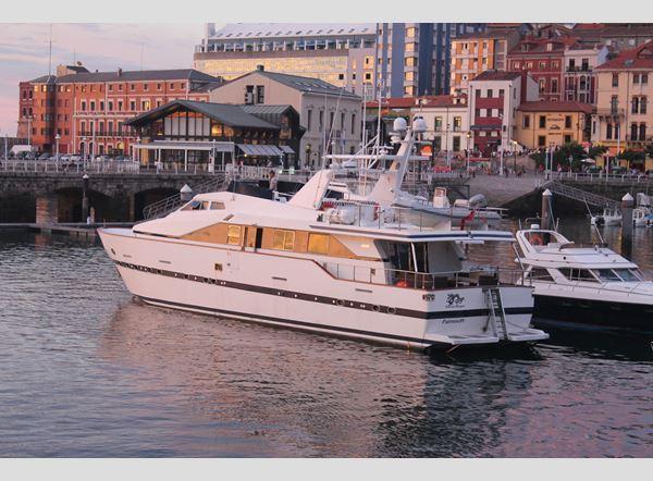 Yacht Club Ibiza Azimut 90